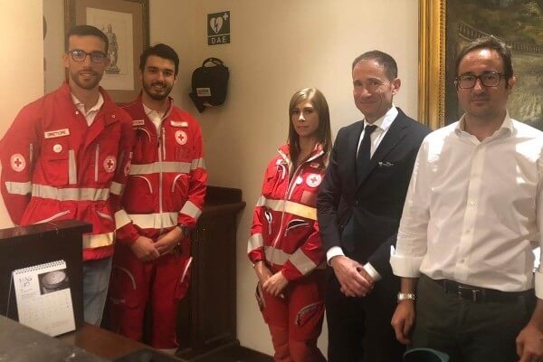 Villa Cattani Stuart dona un defibrillatore