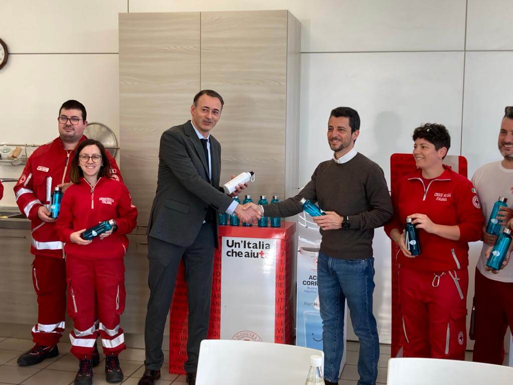 CRI Pesaro e MMS insieme per l'acqua pubblica.