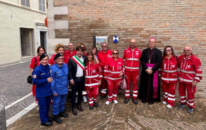 scudo blu al duomo di pesaro