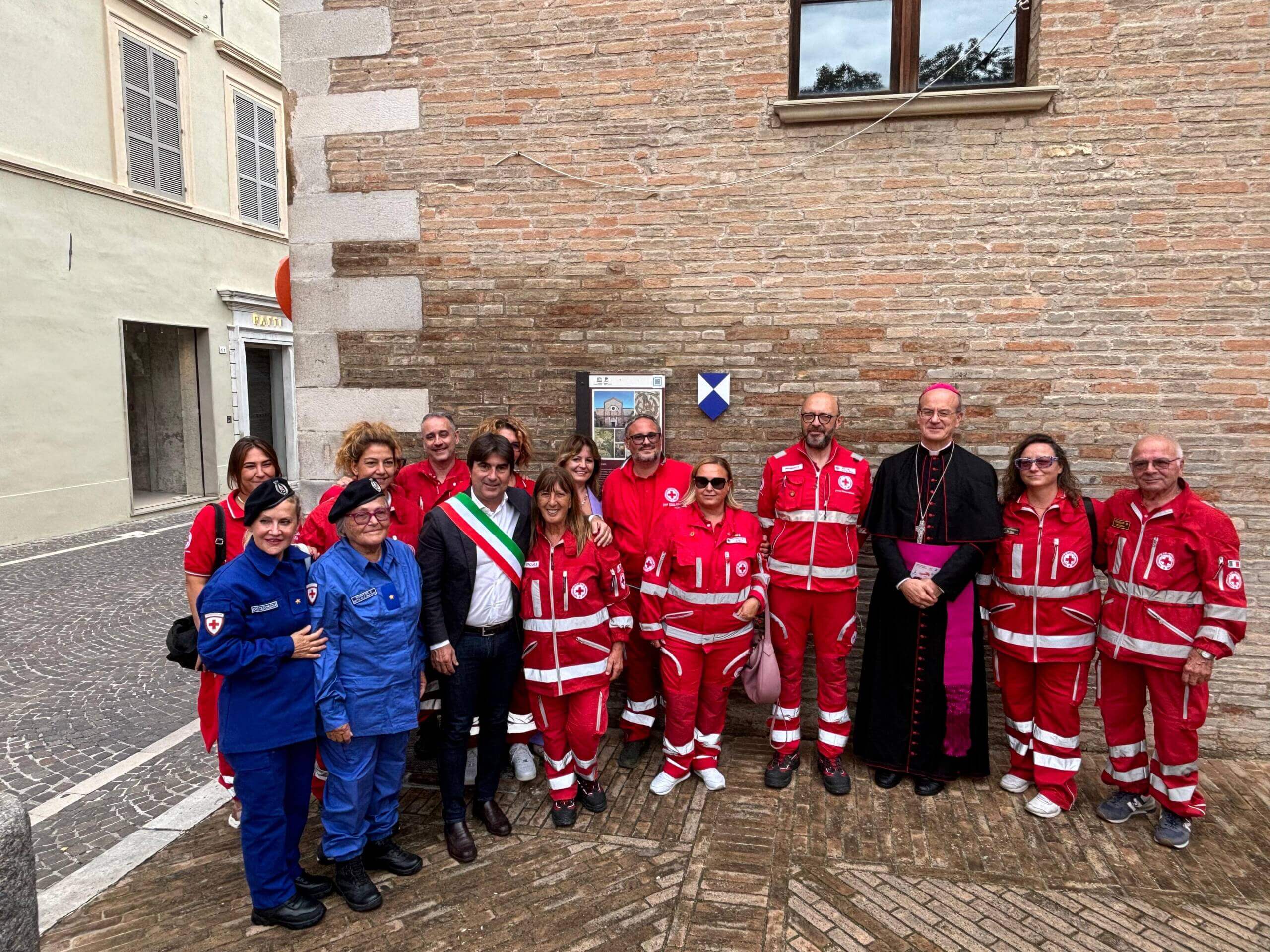 scudo blu al duomo di pesaro